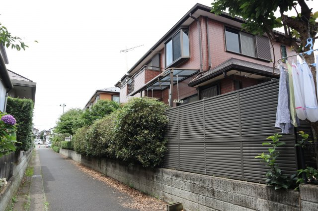 花見川区作新台１丁目　中古戸建　土地約５０坪・建物はゆったり約３６坪の外観|南側が遊歩道になっており陽当り良好です。