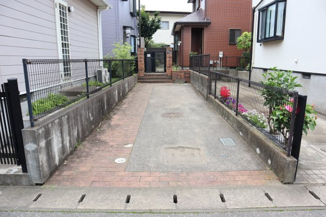花見川区作新台１丁目　中古戸建　土地約５０坪・建物はゆったり約３６坪の駐車場