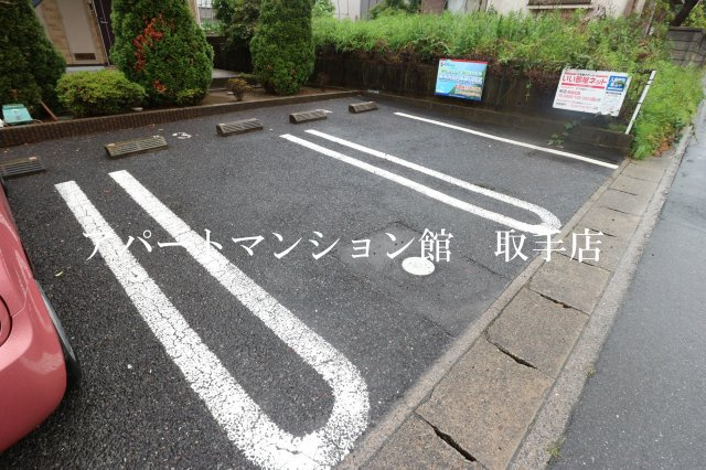 エピナールの駐車場