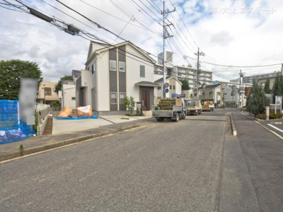 【前面道路含む現地写真】 | 取手市戸頭4丁目　5号棟