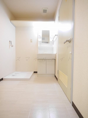 【洗面所】 | フォンターナＳ | 脱衣所には洗面場と室内洗濯機置き場がございます