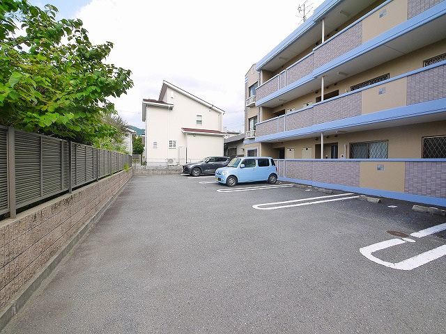 ベル　コリーヌの駐車場|車をお持ちの方に嬉しい駐車場付きの物件です