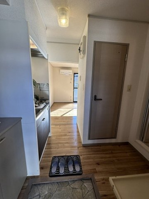 【展望】 | シャルムMORITA | 玄関から室内への景観です！キッチンの奥に洋室8.2帖のお部屋があります♪