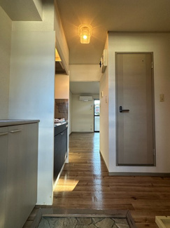 【展望】 | 玄関から室内への景観です！キッチンの奥に洋室8.2帖のお部屋があります♪