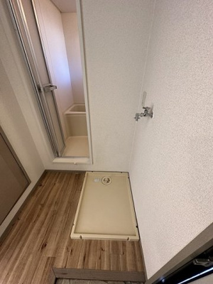 【設備】 | シャルムMORITA | 玄関横にある室内洗濯機置き場です♪防水パンが付いているので万が一の漏水にも安心です！