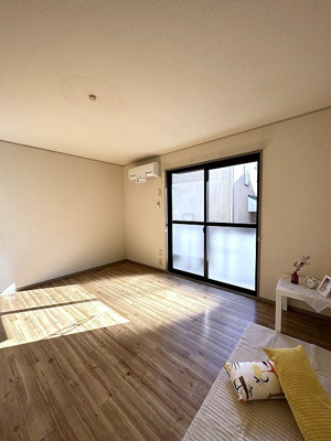 【洋室】 | シャルムMORITA | 南西向き洋室8.2帖☆バルコニーに繋がるお部屋は陽当たり良好です！エアコン付きで1年中快適に過ごせますね☆