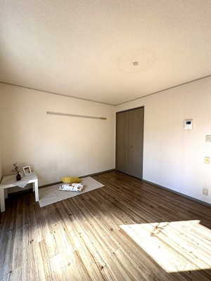 【寝室】 | シャルムMORITA | 南西向き洋室8.2帖☆収納スペースがあります♪荷物をたっぷり収納できてお部屋がすっきり片付きますね☆壁にはピクチャーレールがあり、絵や写真が飾れます♪