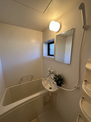 【浴室】 | シャルムMORITA | バスルームは洗面台付きの2点ユニットです♪換気のできる小窓付き！お風呂に浸かって一日の疲れもリフレッシュ☆