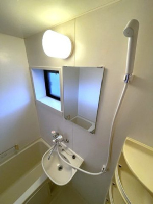 【洗面所】 | シャルムMORITA | バスルームにある洗面台です！鏡の前で身支度ばっちりできちゃいます◎