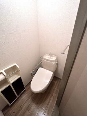 【トイレ】 | シャルムMORITA | トイレは温水洗浄便座付き♪人気のバストイレ別です♪小物を置ける便利な棚やタオルハンガーも付いています！