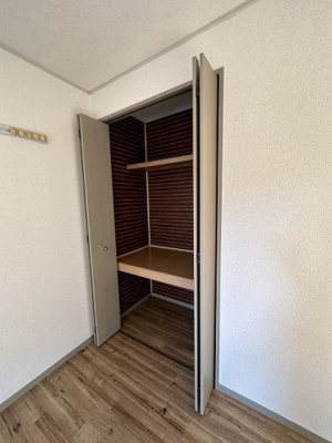 【収納】 | シャルムMORITA | 洋室8.2帖のお部屋にある収納スペースです♪奥行きのある収納スペースで荷物の多い方も安心☆