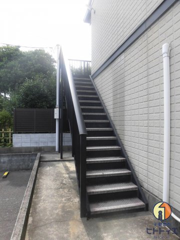 ベルメゾン岩崎のその他共用部分|2階へ続く階段です