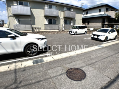 【駐車場】 | ロイヤルハイツ羽根東 | 車をお持ちの方に嬉しい駐車場付きの物件です