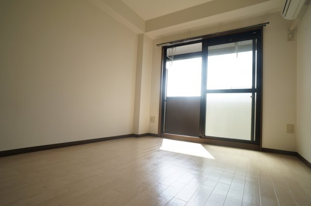 ロイヤル伊丹の居間・リビング|参考、同建物・反転間取りの号室