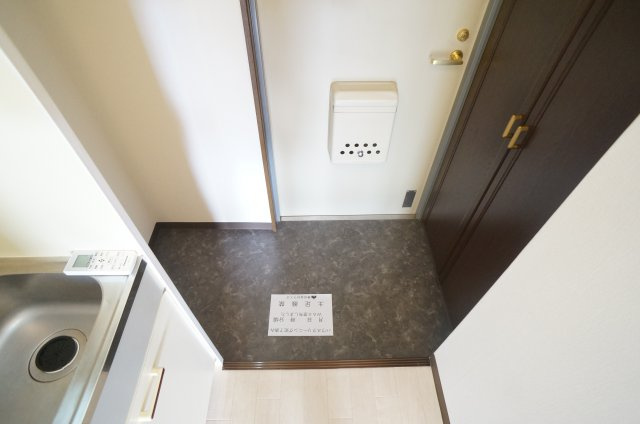 ロイヤル伊丹の玄関|参考、同建物・反転間取りの号室