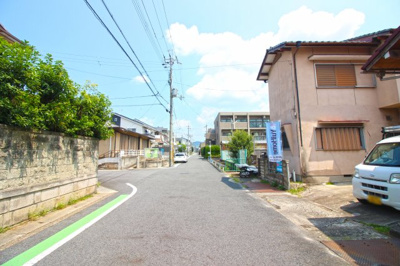 【前面道路含む現地写真】 | 宇治市小倉町南浦　注文建築　建築条件なし　土地 | 前道は6ｍの閑静な住宅街で、駐車が苦手な方でも安心です。近くにスーパーなど生活に必要な商業施設が点在、小中学校や保育機関も近くて安心です。