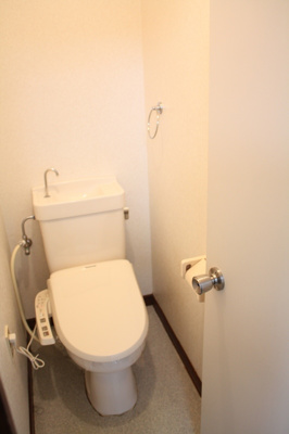 【トイレ】 | エステート原 | 温水洗浄便座です。