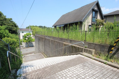 【周辺】 | 大津市仰木の里東7丁目15-00　定借中古戸建 | 西側は遊歩道の階段