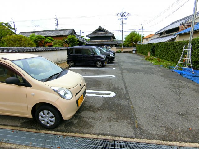 ハピネスワンの駐車場