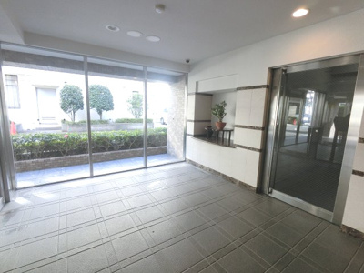 【エントランス】 | シティウインズ東神奈川 | シンプルかつエレガントなエントランスです。
カメラ付きのオートロック、玄関先のカメラインターホンで2重のセキュリティになっています。