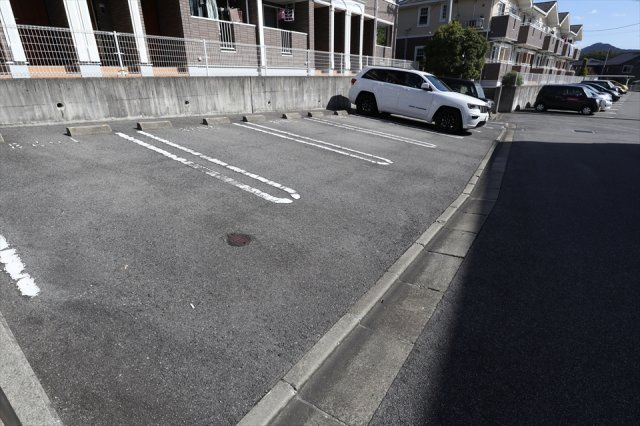 リトル・ノアＢの駐車場