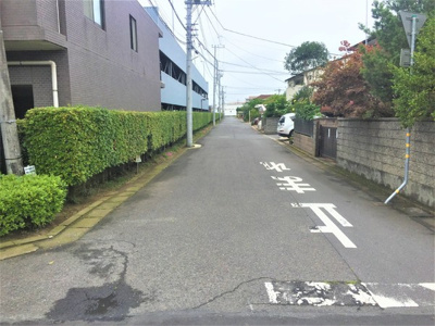 【前面道路含む現地写真】 | 土浦市湖北二丁目古屋付き売地 | 南6ｍ道路