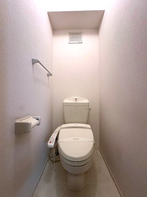 【トイレ】 | コモド・シティオ | トイレは温水洗浄便座付き♪人気のバストイレ別です♪小物を置ける便利な棚やタオルハンガーも付いています♪