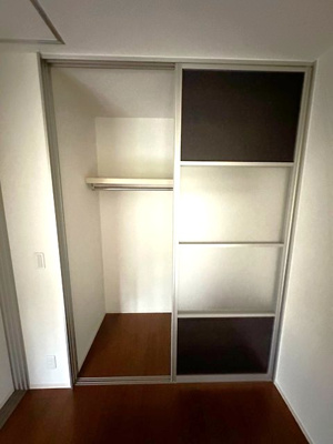【収納】 | コモド・シティオ | 洋室5帖のお部屋にあるクローゼットです♪お洋服もしわにならず、キレイに収納できます☆