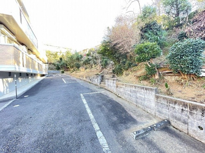 【駐車場】 | コモド・シティオ | いつでも目の届く敷地内に駐車場があります♪お車をお持ちの方におすすめです！