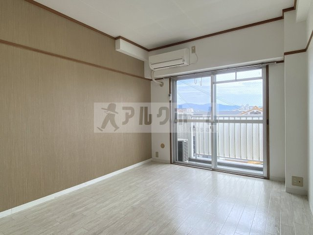 スタンドアップ柏原の居間・リビング