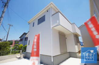 【外観】 | 4号棟　現地（2019年5月）撮影
堂々完成しました！即入居可能♪
土地面積128.07㎡（38.74坪）、建物面積104.34㎡（31.56坪）。
駐車2台可能、陽当たり良好です！