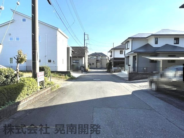 鹿沼市下武子町（ゆうタウン鹿沼府所）売地の前面道路含む現地写真|※接道の北側から南方面を撮影　(左側が物件)