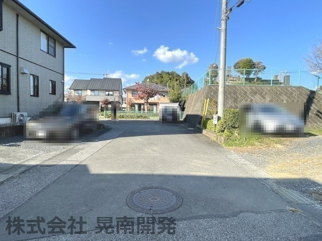 【前面道路含む現地写真】 | 鹿沼市下武子町（ゆうタウン鹿沼府所）売地 | ※接道の南側から北方面を撮影　(右側が物件)