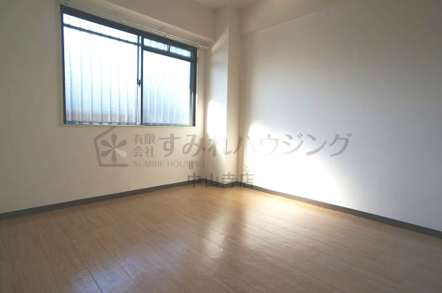 ゼフィール宝塚の洋室