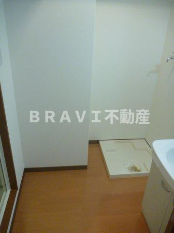 クイーンライフ東今里　BRAVI不動産の洗面所|【クイーンライフ東今里】明るい洗面所です