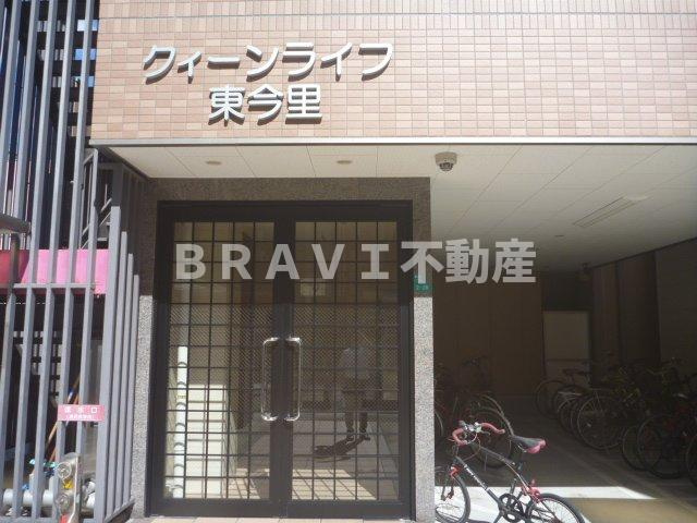 クイーンライフ東今里　BRAVI不動産のエントランス|【クイーンライフ東今里】落ち着いたエントランスです