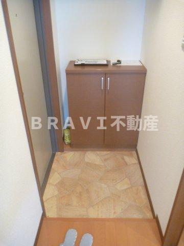 クイーンライフ東今里　BRAVI不動産の玄関|【クイーンライフ東今里】明るい玄関です