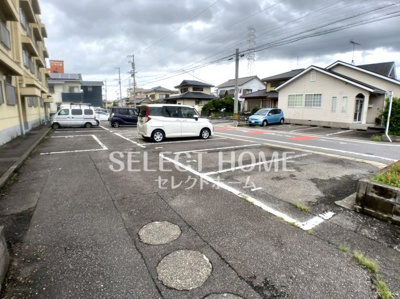【駐車場】 | 光マンション | 駐車場に車を止められます