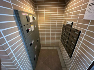 【その他共用部分】 | 共用エントランスには宅配BOXがあるので荷物の受け取りもスムーズに♪再配達を依頼する手間が省けます☆