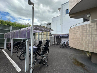 【その他共用部分】 | 屋根付きの駐輪場で雨が降っても大切な自転車が濡れなくてすみますね♪駅まで自転車もおすすめです！
