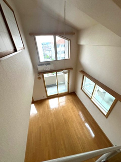 【展望】 | 洋室5.9帖のお部屋から、リビングダイニングへの眺めです☆窓が大きくて明るい空間で、家族団欒の時間を過ごせます♪