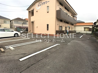 【駐車場】 | ロッジ・サンフラワー | 駐車場に車を止められます