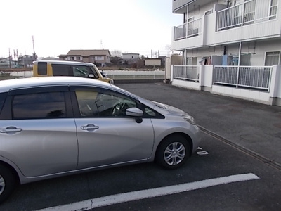 【駐車場】 | 松村マンション | 敷地内駐車場で便利です。