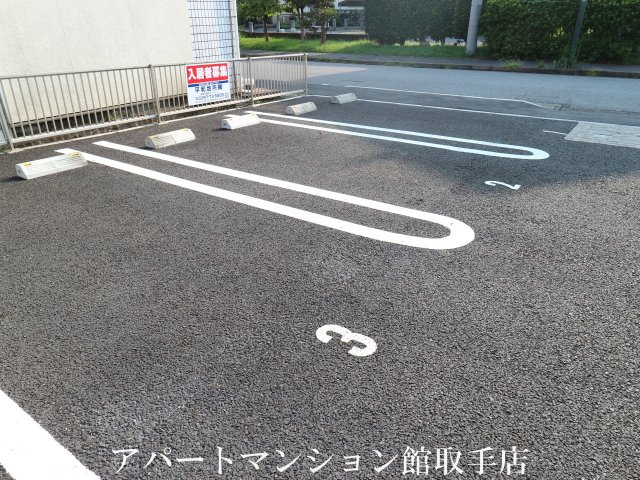 ラベール藤の駐車場