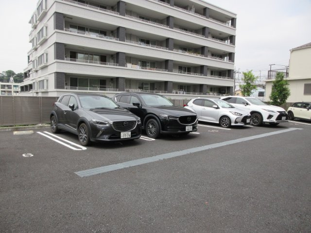 ラ・コリーヌ日吉の駐車場