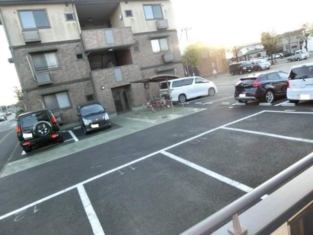セルブランドS棟の駐車場