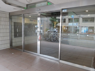 【エントランス】 | 横浜市営地下鉄ブルーライン「阪東橋」駅徒歩3分、京急本線「黄金町」駅徒歩7分！
