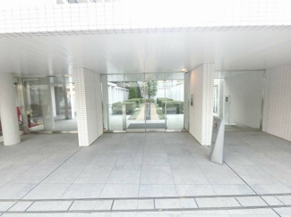 【エントランス】 | 京急本線「梅屋敷」駅徒歩12分、JR京浜東北線・東急多摩川・池上線「蒲田」駅徒歩15分。京急バス「大森西4丁目」停徒歩5分、「東邦大学」停徒歩6分。通勤通学に便利です。