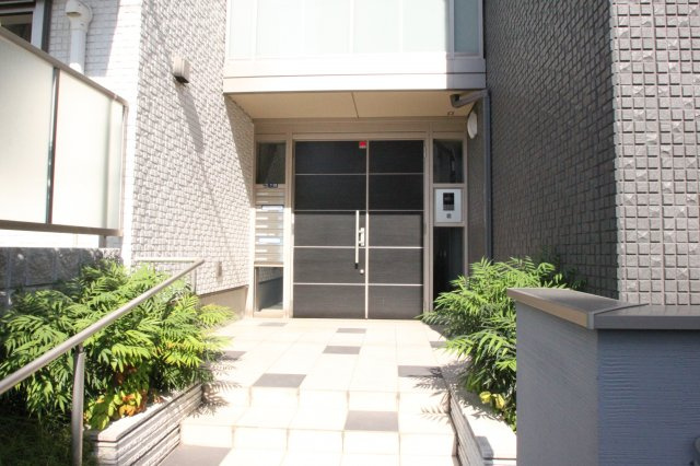 東大阪市下小阪４丁目の賃貸マンションのエントランス
