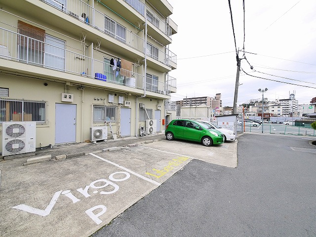 富雄サニーハイツの駐車場|駐車場に車を止められます